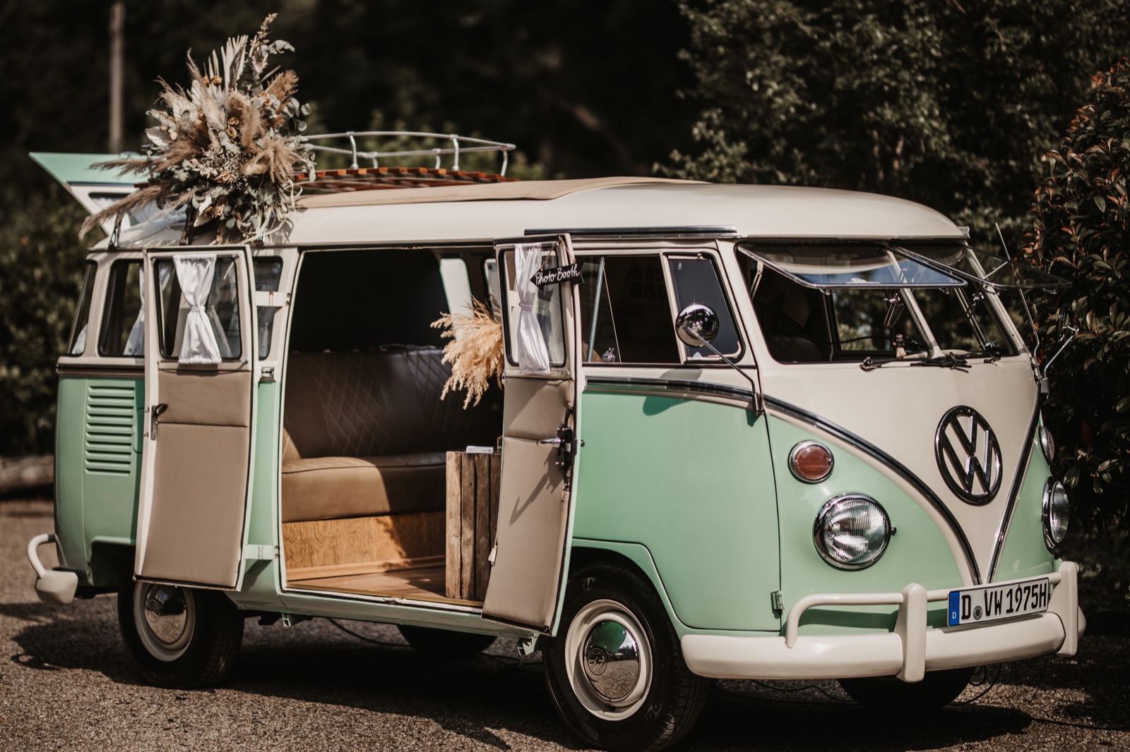 Mintgrüner VW T1 Foto-Bulli mit Trockenblumen-Deko